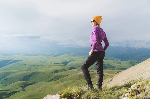 Een hipster meisje in een strooien hoed en bril op de natuur landschap — Stockfoto