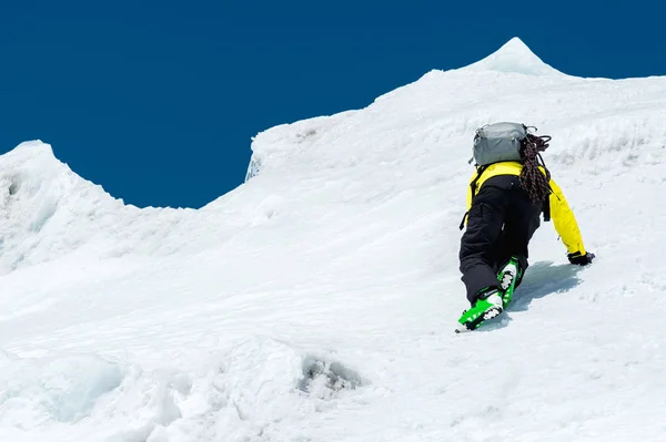 Picos de montaña cubiertos de nieve de invierno en el Cáucaso. Gran lugar para los deportes de invierno — Foto de Stock