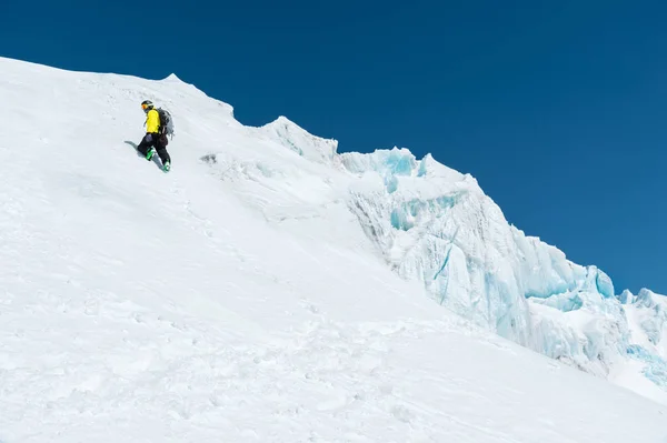 冬の雪はコーカサスの山の峰を覆った。冬のスポーツのための素晴らしい場所 — ストック写真