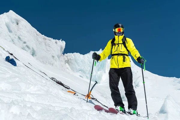 A freeridereknek síelő teljes felszerelés áll egy gleccser az Észak-Kaukázusban — Stock Fotó