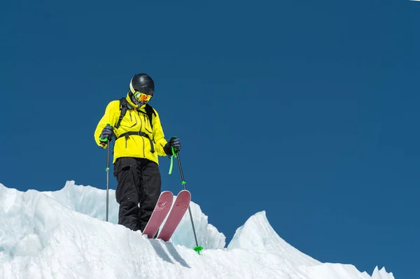 Ένας σκιέρ freerider σε πλήρη στολή στέκεται σε έναν παγετώνα στον Βόρειο Καύκασο. Προετοιμασία πριν από το άλμα από τον παγετώνα σκιέρ — Φωτογραφία Αρχείου