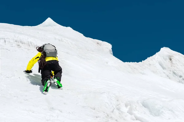 A neve de inverno cobriu picos de montanha no Cáucaso. Ótimo lugar para esportes de inverno — Fotografia de Stock