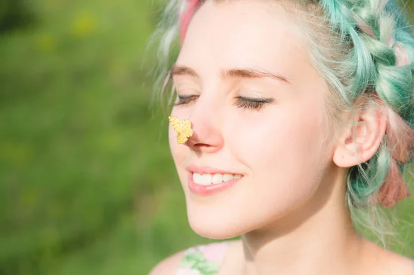 Borboleta amarela sentada no nariz Menina bonito na natureza. Harmonia e prazer na natureza — Fotografia de Stock