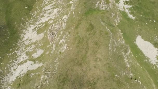 Survoler une grande formation rocheuse parmi les champs verts. La Russie. Caucase du Nord Vidéo du drone — Video