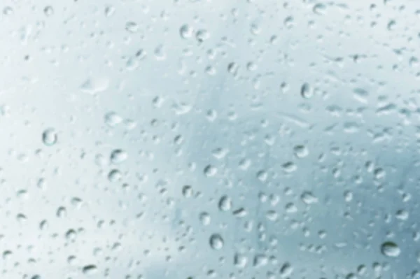 흐린 배경으로 창 유리의 질감된 배경 흐리게. 흐린 배경에 비가 한 방울에서 자연 패턴 — 스톡 사진