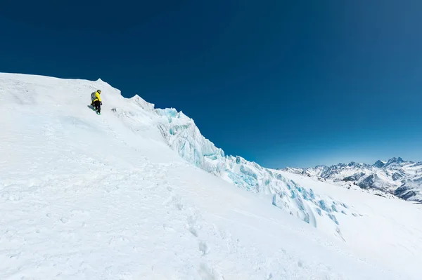滑雪者在头盔和面具与背包上升的背景下, 雪和冰川。野外随心所欲 — 图库照片