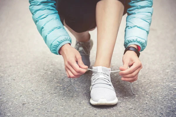 Dziewczyna Runner Wiązanie Sznurowadeł Biegania Buty Jej Drodze Parku Buty — Zdjęcie stockowe