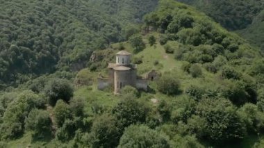 Kalkış kabuklarıyla dağda yüksek duran eski harap Hıristiyan Kilisesi çevresinde. Erial görünümü. Kuzey Kafkasya. Rusya