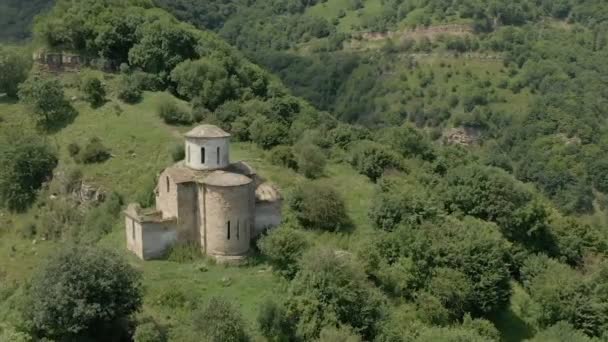 Vertrek op het Duin rond de oude vervallen christelijke kerk staan hoog op de berg. De weergave van het erial. Noord-Kaukasus. Rusland — Stockvideo