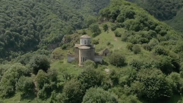 Avresa på dyn runt den gamla fallfärdiga kristna kyrkan står hög på berget. Erial Visa. Norra Kaukasus. Ryssland — Stockvideo