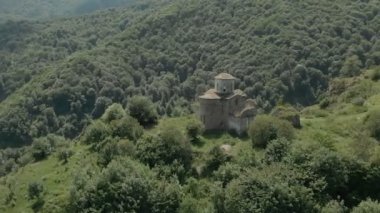 Kalkış kabuklarıyla dağda yüksek duran eski harap Hıristiyan Kilisesi çevresinde. Erial görünümü. Kuzey Kafkasya. Rusya