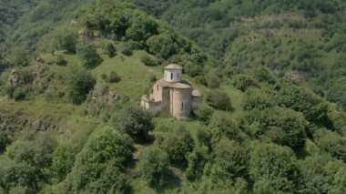 Kalkış kabuklarıyla dağda yüksek duran eski harap Hıristiyan Kilisesi çevresinde. Erial görünümü. Kuzey Kafkasya. Rusya