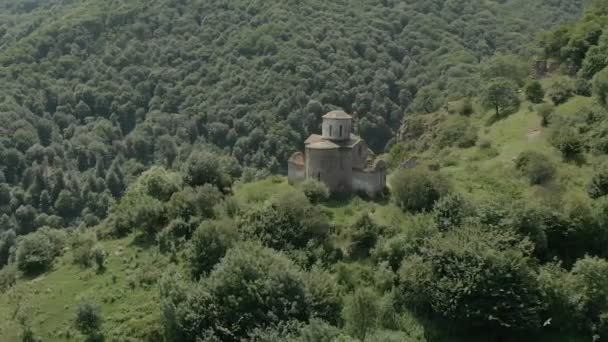 Kalkış kabuklarıyla dağda yüksek duran eski harap Hıristiyan Kilisesi çevresinde. Erial görünümü. Kuzey Kafkasya. Rusya — Stok video