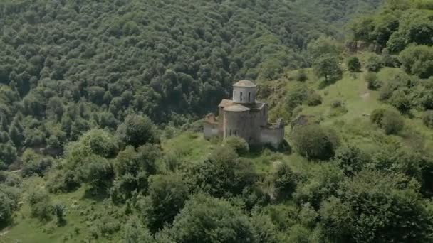 Vertrek op het Duin rond de oude vervallen christelijke kerk staan hoog op de berg. De weergave van het erial. Noord-Kaukasus. Rusland — Stockvideo