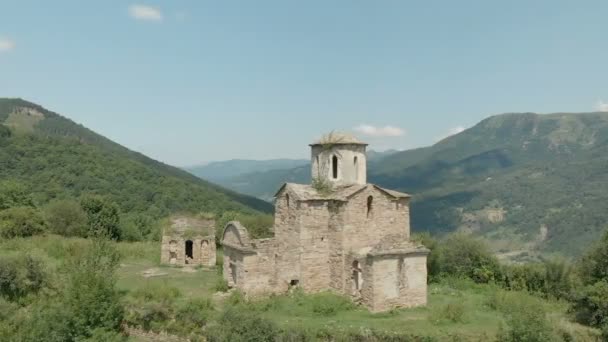 Odjezd na Duně kolem staré zchátralé křesťanské církve, stojící vysoko v horách. Erial pohled. Severní Kavkaz. Rusko — Stock video