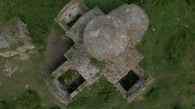 Bir dron eski harap Hıristiyan Kilisesi dağda yüksek ayakta üzerinde gidiş. Havadan görünümü. Kuzey Kafkasya. Rusya