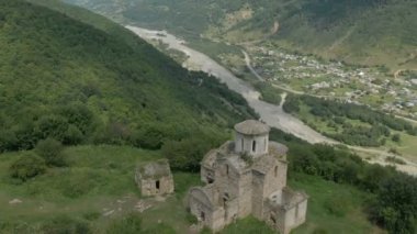 Bir dron eski harap Hıristiyan Kilisesi dağda yüksek ayakta üzerinde gidiş. Havadan görünümü. Kuzey Kafkasya. Rusya