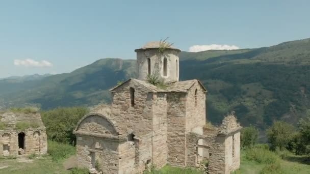 Partida em um drone da antiga igreja cristã em ruínas em pé no alto da montanha. Vista aérea. Norte do Cáucaso. Rússia — Vídeo de Stock