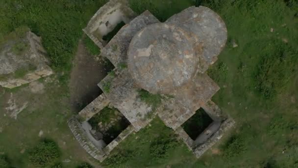 Vertrek op een drone uit de oude vervallen christelijke kerk staan hoog op de berg. Luchtfoto. Noord-Kaukasus. Rusland — Stockvideo