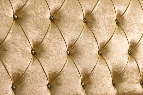 Fondo textil suave beige con botones simétricos en las esquinas de los diamantes. Elementos de mobiliario suaves y caros. Fondo de lujo — Foto de Stock