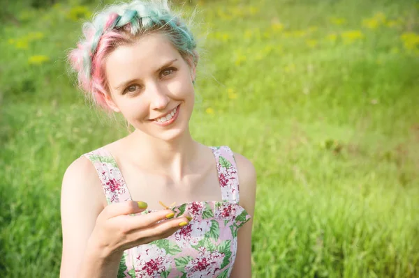 Retrato de uma bela mulher segurando uma borboleta na mão no jardim. Retrato de beleza. Unidade com a natureza. Conceito de ecologia — Fotografia de Stock