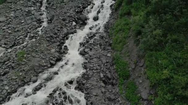 Rocky river och klippor i en luftig bergslandskapet. Mountain river med stora stenar. Visa från den toppen flygningen över floden — Stockvideo