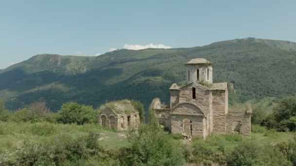 Salida en un avión no tripulado de la antigua iglesia cristiana en ruinas de pie en lo alto de la montaña. Vista aérea. Cáucaso Norte. Rusia — Vídeos de Stock