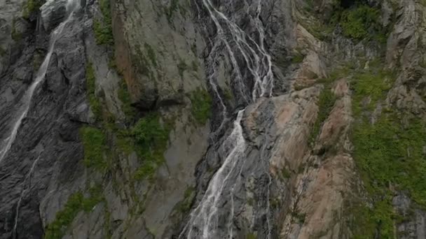 Відстеження і топ постріл повітря вистрілив з потоку води хлюпалися водоспад на кам'яну стіну в кавказьких гір. Навколо jet водоспаду — стокове відео