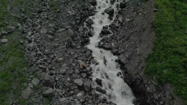 Felsigen Fluss und Felsen in einer bergigen luftigen Landschaft. Bergfluss mit großen Steinen. Blick von der obersten Etage über den Fluss — Stockvideo