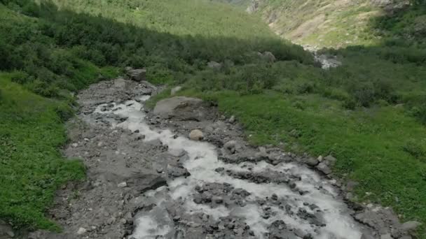 Río rocoso y rocas en un paisaje aireado montañoso. Río de montaña con grandes piedras. Vista desde el vuelo superior sobre el río — Vídeo de stock