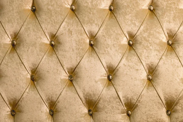 Béžové měkké textilní pozadí s symetrické tlačítka v rozích diamantů. Nábytek měkký a drahé prvky. Luxusní pozadí — Stock fotografie