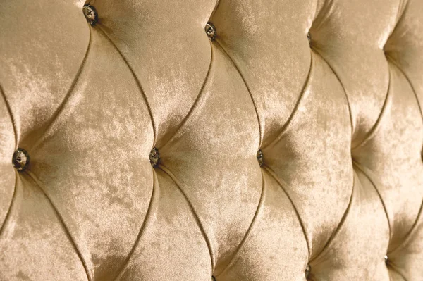 Fondo textil suave beige con botones simétricos en las esquinas de los diamantes. Elementos de mobiliario suaves y caros. Fondo de lujo — Foto de Stock