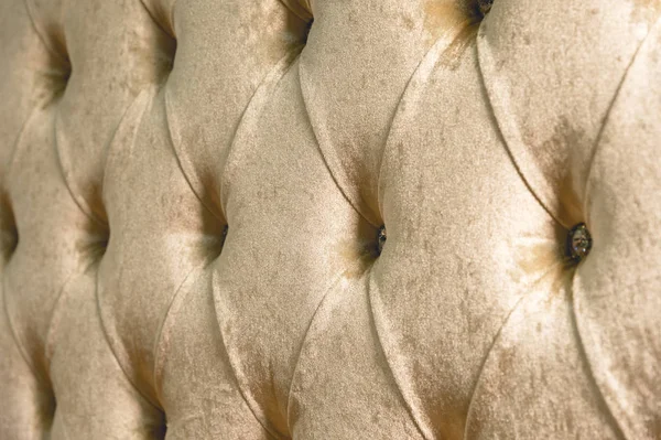 Fondo textil suave beige con botones simétricos en las esquinas de los diamantes. Elementos de mobiliario suaves y caros. Fondo de lujo — Foto de Stock