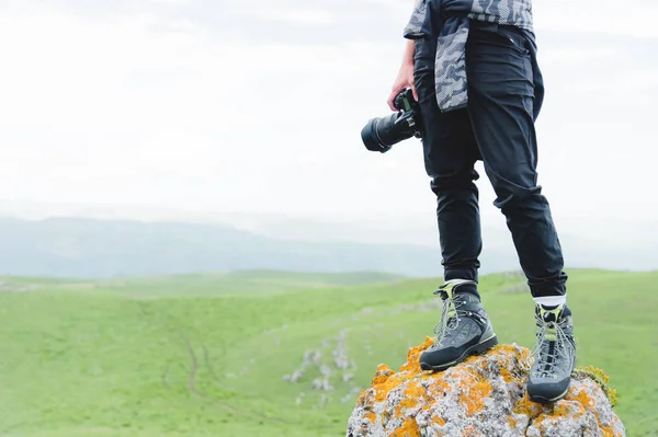 Fotógrafo sosteniendo una cámara al aire libre. Chica en la naturaleza — Foto de Stock