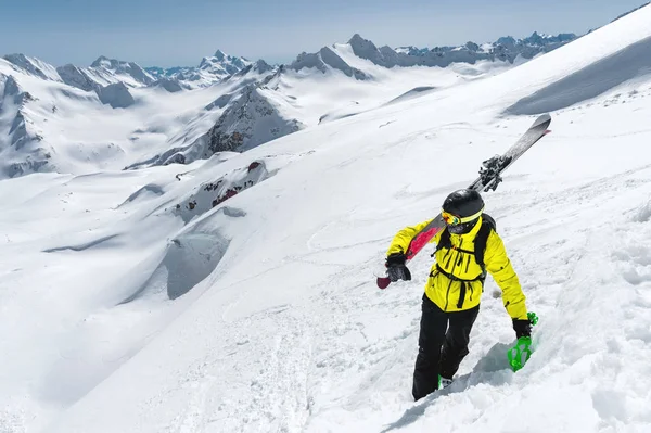 A neve de inverno cobriu picos de montanha no Cáucaso. Ótimo lugar para esportes de inverno — Fotografia de Stock