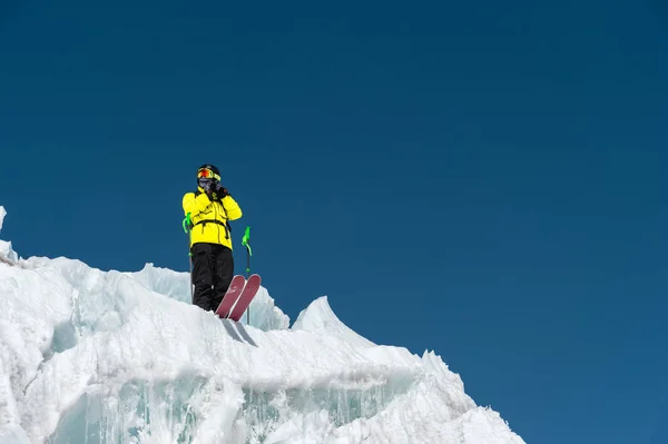 Uno sciatore freerider in completo si erge su un ghiacciaio nel Caucaso settentrionale. Sciatore che si prepara prima di saltare dal ghiacciaio — Foto Stock