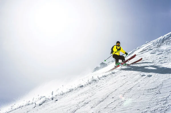 De totale lengte van het skiën op verse sneeuw poeder. Professionele skiër buiten het nummer op een zonnige dag — Stockfoto