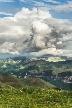 Gri kümülüs bulutlar yağmur önce dağlarda. Hava kavramı Kafkas Dağları