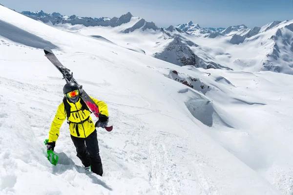Wintersneeuw bedekt bergtoppen in de Kaukasus. Geweldige plek voor wintersport — Stockfoto