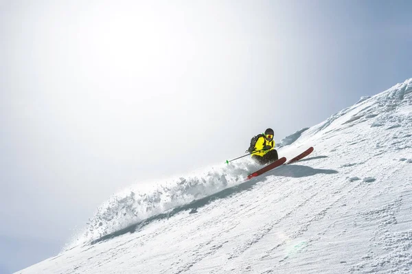 La longitud total del esquí sobre nieve fresca en polvo. Esquiador profesional fuera de la pista en un día soleado — Foto de Stock