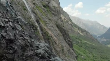 İzleme ve üst hava gelen bir akış su şelale Kafkasya dağlarında bir kaya duvarı üzerinde sıçramasına vurdu vurdu. Şelale jet
