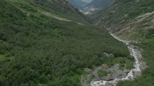 Rocky river i skały w górzysty krajobraz przewiewne. Górskie rzeki z dużych kamieni. Widok z najwyższego lotu nad rzeką — Wideo stockowe