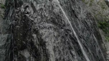 İzleme ve üst hava gelen bir akış su şelale Kafkasya dağlarında bir kaya duvarı üzerinde sıçramasına vurdu vurdu. Şelale jet