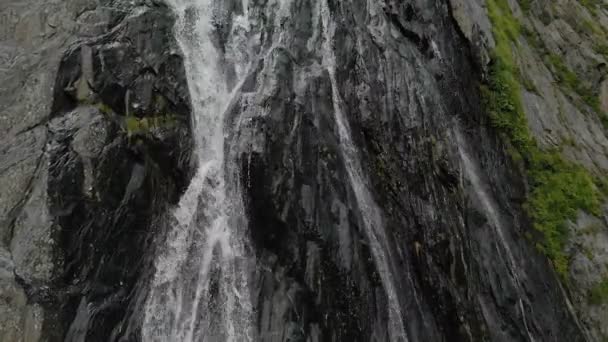 Відстеження Топ Постріл Повітря Вистрілив Потоку Води Хлюпалися Водоспад Кам — стокове відео