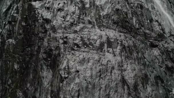 Śledzenie i góry strzał powietrze strzał ze strumienia wody rozpryskiwania wodospad na ścianie rock w górach Kaukazu. W okolicy: jet wodospad — Wideo stockowe
