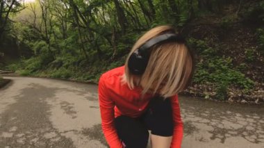 Oturan genç bir beyaz kız Kafkasya'da bir orman yolda koşu önce onun ayakkabı bağı bağlar. Geniş açı