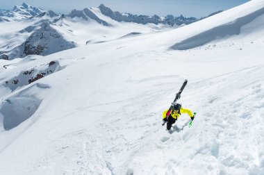 Kafkasya 'da kış karları dağ zirvelerini kapladı. Kış sporları için harika bir yer.