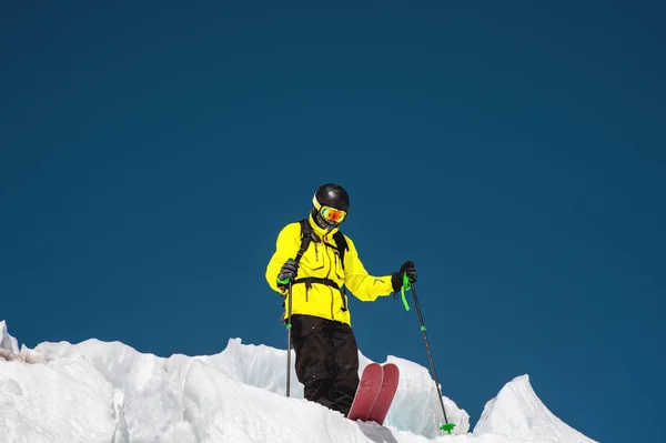 Ένας σκιέρ freerider σε πλήρη στολή στέκεται σε έναν παγετώνα στον Βόρειο Καύκασο. Προετοιμασία πριν από το άλμα από τον παγετώνα σκιέρ — Φωτογραφία Αρχείου