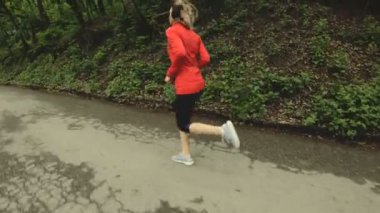 Çalışan kız. Sarışın kız yaz ormandaki açık spor yapıyor. Yan görünümü yavaş hareket geniş açı