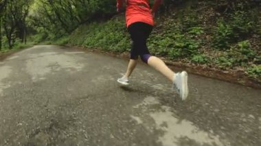 Çalışan kız. Sarışın kız yaz ormandaki açık spor yapıyor. Arka görünüm yavaş hareket geniş açı. Yakın çekim kızlar bacak